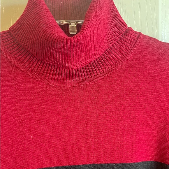 Cable & Gauge Two-Tone Burgundy and Black Turtleneck Sweater - Picture 2 of 6